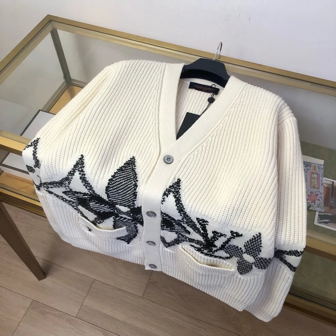 🅿️720 🀄️ Louis Vuitton's exclusive version of the LV intarsia knitted cardigan 🔥 This sheepskin cardigan is embellished with eye-catching logo patterns. Large LV letters and Monogram flowers overlap on the lower body and sleeves to create a snowy scene. The elegant intarsia knitting uses contrast stitching and contrasts with the wide ribbed base to create a three-dimensional effect and is suitable for comfortable wear after skiing. Enjoy leisure time at night. The same styles for men and women. You can buy items on the official website at a ratio of one to one.